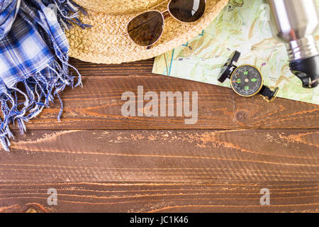 Topo-Karte mit Kompass für Wochenende Wandern auf Holz Hintergrund. Stockfoto