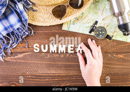 Topo-Karte mit Kompass für Wochenende Wandern auf Holz Hintergrund. Stockfoto