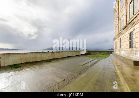 Die Erholung Hof auf der Insel Alcatraz Gefängnis, heute ein Museum, in San Francisco, Kalifornien, USA. Ein Blick auf die Übung Yard, das Cellhouse die Schatzinsel und Bay Bridge. Stockfoto