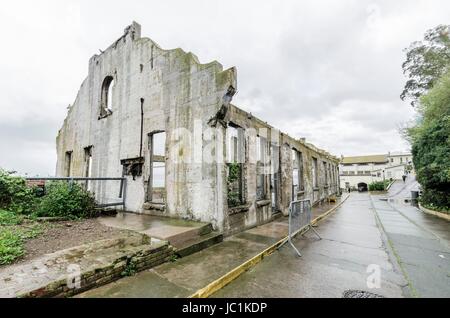 Sozialen Saal auf der Gefängnisinsel Alcatraz, heute ein Museum in San Francisco, Kalifornien, USA. Ein Blick auf die abgespeckte, verbrannt, schimmelige Wände und die Ruinen aus der indianischen Besetzung. Stockfoto