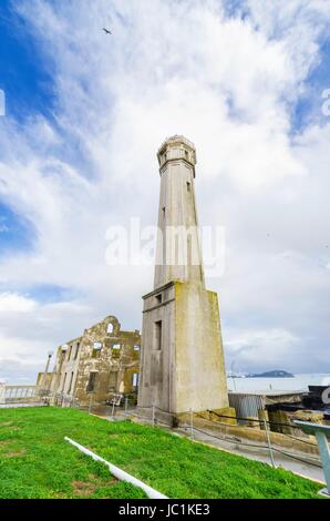 Der Leuchtturm am Eingang des Verwaltungsgebäudes auf Gefängnisinsel Alcatraz, jetzt ein Museum in San Francisco, Kalifornien, USA. Ein Blick auf den Leuchtturm-Turm und die Chefin des Hauses. Stockfoto