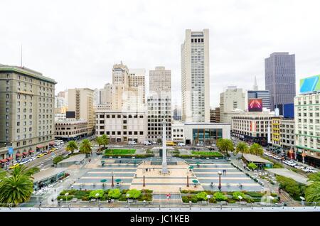 Tagesansicht am Union Square in der Innenstadt von San Francisco, California, Vereinigte Staaten von Amerika. Ein Wahrzeichen der Gegend mit einer Spalte mit einer Statue des Sieges hält einen Dreizack im Herzen des Stadtzentrums an der Spitze. Stockfoto