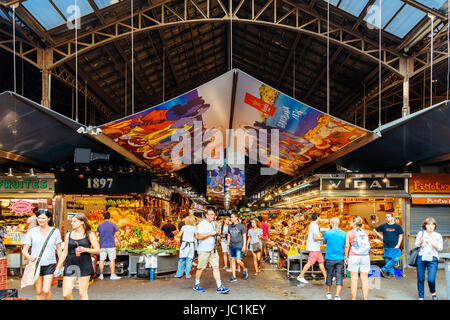 BARCELONA, Spanien - 5. August 2016: Menschen In Barcelona Market (Mercat de Sant Josep De La Boqueria), einem großen öffentlichen Markt und eine touristische Sehenswürdigkeit Witz Stockfoto