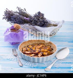 Nektarinen-Tarte mit Lavendel und Honig Stockfoto