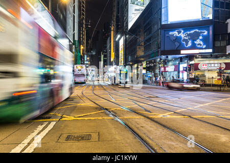 HONG KONG - 21. April 2017: Bus stürzt über zentrale in Hongkong Island in der Nacht in China Hong Kong SAR. Dieser Bereich ist das Herz des Unternehmens eine Stockfoto