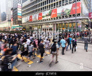 HONG KONG - 26. April 2017: Menschen, gefangen mit Bewegungsunschärfe, Nathan-Kreuzung in die sehr überfüllten Mong Kok Einkaufsviertel in Kowloon. Stockfoto