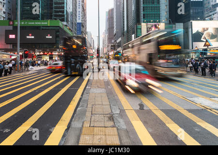 HONG KONG - 26. April 2017: Autos und Busse, erfasst mit Bewegungsunschärfe, Fahrt entlang der Nathan Road in sehr überfüllten Mong Kok Einkaufsviertel in K Stockfoto