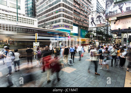 HONG KONG - 20. April 2017: Menschen und Bussen Ansturm an Nathan Road in Tsim Sha Tsui in Kowloon im Kong Kong. Dies ist eine sehr belebten Geschäftsstraße Stockfoto