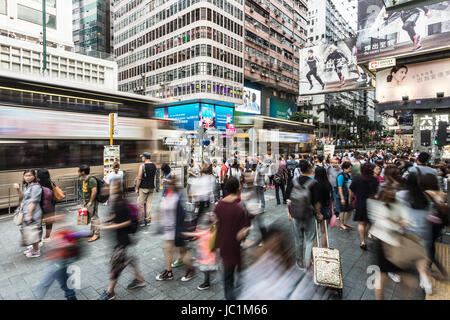 HONG KONG - 20. April 2017: Menschen und Bussen Ansturm an Nathan Road in Tsim Sha Tsui in Kowloon im Kong Kong. Dies ist eine sehr belebten Geschäftsstraße Stockfoto