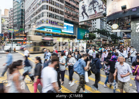 HONG KONG - 20. April 2017: Menschen und Bussen Ansturm an Nathan Road in Tsim Sha Tsui in Kowloon im Kong Kong. Dies ist eine sehr belebten Geschäftsstraße Stockfoto