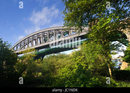 Wearmouth Straßen- und Eisenbahnbrücken über den Fluss tragen. Sunderland Stockfoto