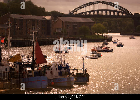 Angelboote/Fischerboote auf dem Fluss tragen bei Sunderland, Wearmouth-Brücke im Hintergrund Stockfoto