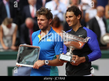 Spanischer Tennisspieler Rafael Nadal und Schweizer Tennisspielerin Stan Wawrinka halten ihre Trophäe nach dem Finale der ATP French Open in Roland Garros am 11. Juni 2017 in Paris, Frankreich. Bildnachweis: YAN LERVAL/AFLO/Alamy Live-Nachrichten Stockfoto