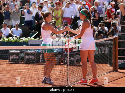 Lettischer Tennisspieler Jelena Ostapenko ist die rumänische Tennisspielerin Simona Halep nach ihrem Sieg im Finale der WTA French Open in Roland Garros gegen am 10. Juni 2017 in Paris, Frankreich gratulieren. Bildnachweis: YAN LERVAL/AFLO/Alamy Live-Nachrichten Stockfoto