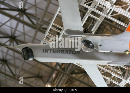 Tokio, Japan. 13. Juni 2017. Modelle von Unmanned Aircraft System (UAS) ScanEagle auf dem Display während der Maritime Luftsystem und Technologien (MAST) Asien 2017 Verteidigung Messe am 13. Juni 2017, Tokio, Japan. Die Maritime Luftsystem und Technologien (MAST) Asien 2017 ist Japans einzige internationale Verteidigung Messe denen Teilnehmer aus Asien, Europa und Amerika ihre neuesten Technologien im maritimen Verteidigung und Sicherheit vorstellen. Bildnachweis: Aflo Co. Ltd./Alamy Live-Nachrichten Stockfoto