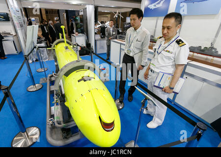 Tokio, Japan. 13. Juni 2017. Besucher betrachten ein remote gesteuerten u-Boot mit einem Unterwasser Real-Time Communication System (URCS) ATLA Akquisition, Technologie & Logistik Agentur MOD Japans, während die Maritime Luftsystem und Technologien (MAST) Asien 2017 Verteidigung Messe am 13. Juni 2017, Tokio, Japan. Die Maritime Luftsystem und Technologien (MAST) Asien 2017 ist Japans einzige internationale Verteidigung Messe denen Teilnehmer aus Asien, Europa und Amerika ihre neuesten Technologien im maritimen Verteidigung und Sicherheit vorstellen. Bildnachweis: Aflo Co. Ltd./Alamy Live-Nachrichten Stockfoto