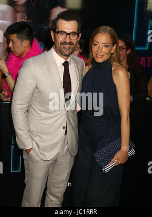 New York, New York, USA. 12. Juni 2017. Schauspieler TY BURRELL und seine Frau HOLLY BURRELL besuchen die New Yorker Premiere von "Grobe Night" bei AMC Loews Lincoln Square statt. Bildnachweis: Nancy Kaszerman/ZUMA Draht/Alamy Live-Nachrichten Stockfoto