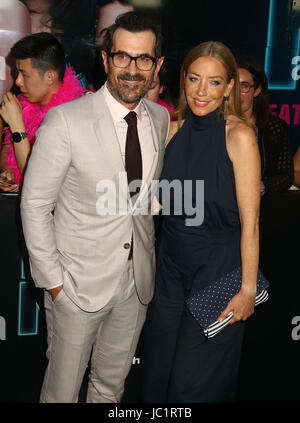 New York, New York, USA. 12. Juni 2017. Schauspieler TY BURRELL und seine Frau HOLLY BURRELL besuchen die New Yorker Premiere von "Grobe Night" bei AMC Loews Lincoln Square statt. Bildnachweis: Nancy Kaszerman/ZUMA Draht/Alamy Live-Nachrichten Stockfoto