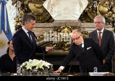 Buenos Aires, Argentinien. 12. Juni 2017. Argentiniens Präsident Mauricio Macri (L vorne) besucht die Vereidigung der neuen argentinischen Außenminister Jorge Faurie (R vorne) in Buenos Aires, der Hauptstadt von Argentinien, am 12. Juni 2017. Argentinien genannt Jorge Faurie als seine neuen Minister für auswärtige Angelegenheiten am Montag, als er versprach, "Kontinuität" in seiner Leitung der Rolle. Bildnachweis: Martin Zabala/Xinhua/Alamy Live-Nachrichten Stockfoto