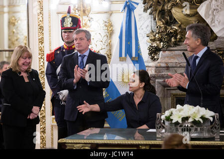 Buenos Aires, Argentinien. 12. Juni 2017. Argentiniens Präsident Mauricio Macri (1. R) verabschiedet, der ehemalige Außenminister Susana Malcorra (1. L) während der Vereidigung der neuen argentinischen Außenminister Jorge Faurie in Buenos Aires, der Hauptstadt von Argentinien, am 12. Juni 2017. Argentinien genannt Jorge Faurie als seine neuen Minister für auswärtige Angelegenheiten am Montag, als er versprach, "Kontinuität" in seiner Leitung der Rolle. Bildnachweis: Martin Zabala/Xinhua/Alamy Live-Nachrichten Stockfoto