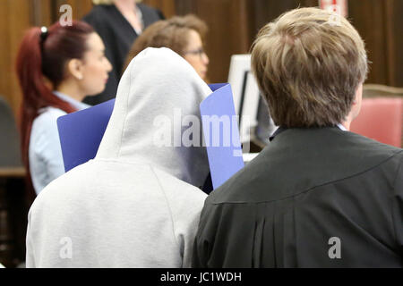 Hamburg, Deutschland. 13. Juni 2017. Einer der drei Angeklagten, Mahir A. (l) und seinem Anwalt sitzt Andreas Mross (r) sowie andere Beteiligte im Trail in das Landgericht beim Start des Prozesses gegen drei vermuteten ISIS Mitglieder in Hamburg, Deutschland, 13. Juni 2017. Die Syrer stehen im Verdacht, mit gefälschten Papieren im Auftrag der Terrormiliz nach Deutschland gereist. Sie wurden im September 2016 in Schleswig-Holstein Zuhause ein Flüchtling verhaftet. Foto: Bodo Marks/Dpa Pool/Dpa/Alamy Live-Nachrichten Stockfoto