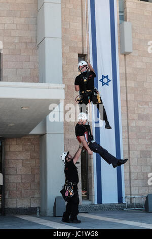 Jerusalem, Israel. 13. Juni 2017. Die IDF, Heimatfront Kommando, lokale Behörden, Polizei, Feuerwehr und Israels Magen David Adom Emergency Medical Services nehmen Teil in einem bundesweiten Bohrer zur Verbesserung der Fähigkeiten und als Reaktion auf ein Erdbeben in Israel. Bildnachweis: Nir Alon/Alamy Live-Nachrichten Stockfoto