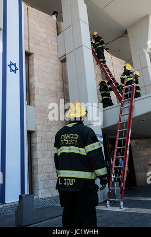 Jerusalem, Israel. 13. Juni 2017. Die IDF, Heimatfront Kommando, lokale Behörden, Polizei, Feuerwehr und Israels Magen David Adom Emergency Medical Services nehmen Teil in einem bundesweiten Bohrer zur Verbesserung der Fähigkeiten und als Reaktion auf ein Erdbeben in Israel. Bildnachweis: Nir Alon/Alamy Live-Nachrichten Stockfoto