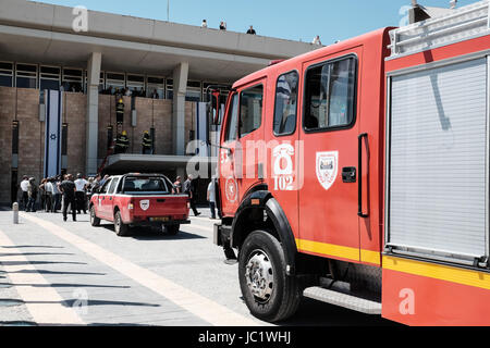 Jerusalem, Israel. 13. Juni 2017. Die IDF, Heimatfront Kommando, lokale Behörden, Polizei, Feuerwehr und Israels Magen David Adom Emergency Medical Services nehmen Teil in einem bundesweiten Bohrer zur Verbesserung der Fähigkeiten und als Reaktion auf ein Erdbeben in Israel. Bildnachweis: Nir Alon/Alamy Live-Nachrichten Stockfoto