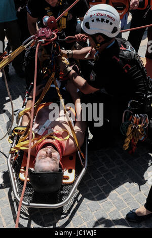 Jerusalem, Israel. 13. Juni 2017. Die IDF, Heimatfront Kommando, lokale Behörden, Polizei, Feuerwehr und Israels Magen David Adom Emergency Medical Services nehmen Teil in einem bundesweiten Bohrer zur Verbesserung der Fähigkeiten und als Reaktion auf ein Erdbeben in Israel. Bildnachweis: Nir Alon/Alamy Live-Nachrichten Stockfoto