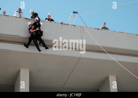 Jerusalem, Israel. 13. Juni 2017. Die IDF, Heimatfront Kommando, lokale Behörden, Polizei, Feuerwehr und Israels Magen David Adom Emergency Medical Services nehmen Teil in einem bundesweiten Bohrer zur Verbesserung der Fähigkeiten und als Reaktion auf ein Erdbeben in Israel. Bildnachweis: Nir Alon/Alamy Live-Nachrichten Stockfoto