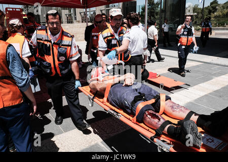 Jerusalem, Israel. 13. Juni 2017. Die IDF, Heimatfront Kommando, lokale Behörden, Polizei, Feuerwehr und Israels Magen David Adom Emergency Medical Services nehmen Teil in einem bundesweiten Bohrer zur Verbesserung der Fähigkeiten und als Reaktion auf ein Erdbeben in Israel. Bildnachweis: Nir Alon/Alamy Live-Nachrichten Stockfoto