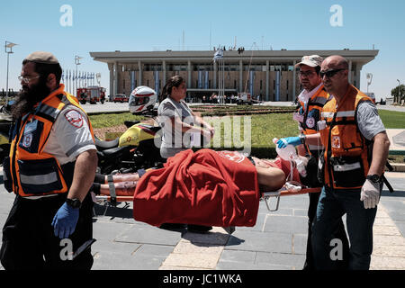 Jerusalem, Israel. 13. Juni 2017. Die IDF, Heimatfront Kommando, lokale Behörden, Polizei, Feuerwehr und Israels Magen David Adom Emergency Medical Services nehmen Teil in einem bundesweiten Bohrer zur Verbesserung der Fähigkeiten und als Reaktion auf ein Erdbeben in Israel. Bildnachweis: Nir Alon/Alamy Live-Nachrichten Stockfoto