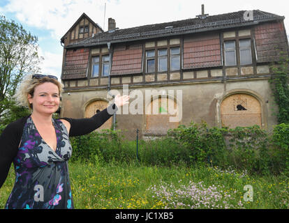 Alicja Kuberka aus Polen steht vor ihrem alten Pumpenhaus in der Nähe der Odra in Frankfurt/Oder, Deutschland, 12. Juni 2017. Ailcja Kuberka ist ein Holz Restaurator aus Warschau und besitzt die denkmalgeschützten Gebäude in Frankfurt/Oder. Der 42 Jahre alte Pläne beim Drehen des historische Pumpenhaus in eine Unterkunft für Fahrradtouristen auf dem Oder-Neiße-Rad zu verfolgen, die direkt am Gebäude vorbei führt. Foto: Patrick Pleul/Dpa-Zentralbild/ZB Stockfoto