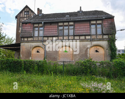 Alicja Kuberka aus Polen steht vor ihrem alten Pumpenhaus in der Nähe der Odra in Frankfurt/Oder, Deutschland, 12. Juni 2017. Ailcja Kuberka ist ein Holz Restaurator aus Warschau und besitzt die denkmalgeschützten Gebäude in Frankfurt/Oder. Der 42 Jahre alte Pläne beim Drehen des historische Pumpenhaus in eine Unterkunft für Fahrradtouristen auf dem Oder-Neiße-Rad zu verfolgen, die direkt am Gebäude vorbei führt. Foto: Patrick Pleul/Dpa-Zentralbild/ZB Stockfoto