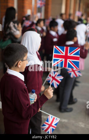 VEREINIGTES KÖNIGREICH. 13. Juni 2017. Kinder der Iqra Islamische Grundschule warten, ihre Majestät die Königin, begleitet von The Duke of Edinburgh, Ankunft in Slough Bahnhof des 175. Jubiläums der ersten Zugfahrt gemacht von einem britischen Monarchen mit einem Great Western Railway Zug zum Bahnhof Paddington in London begrüßen zu dürfen. Foto: Dienstag, 13. Juni 2017. Bildnachweis: Roger Garfield/Alamy Live-Nachrichten Stockfoto