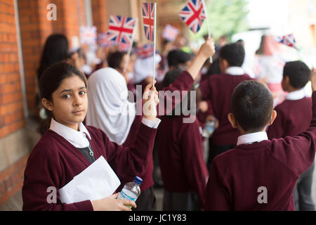 VEREINIGTES KÖNIGREICH. 13. Juni 2017. Kinder der Iqra Islamische Grundschule warten, ihre Majestät die Königin, begleitet von The Duke of Edinburgh, Ankunft in Slough Bahnhof des 175. Jubiläums der ersten Zugfahrt gemacht von einem britischen Monarchen mit einem Great Western Railway Zug zum Bahnhof Paddington in London begrüßen zu dürfen. Foto: Dienstag, 13. Juni 2017. Bildnachweis: Roger Garfield/Alamy Live-Nachrichten Stockfoto