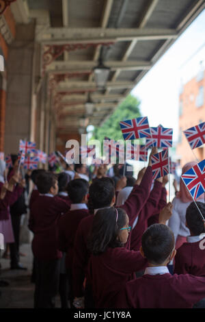 VEREINIGTES KÖNIGREICH. 13. Juni 2017. Kinder der Iqra Islamische Grundschule warten, ihre Majestät die Königin, begleitet von The Duke of Edinburgh, Ankunft in Slough Bahnhof des 175. Jubiläums der ersten Zugfahrt gemacht von einem britischen Monarchen mit einem Great Western Railway Zug zum Bahnhof Paddington in London begrüßen zu dürfen. Foto: Dienstag, 13. Juni 2017. Bildnachweis: Roger Garfield/Alamy Live-Nachrichten Stockfoto