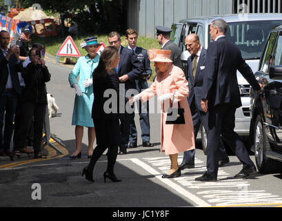 VEREINIGTES KÖNIGREICH. 13. Juni 2017. Ihre Majestät die Königin, begleitet von The Duke of Edinburgh, Ankunft in Slough Bahnhof des 175. Jubiläums der ersten Zugfahrt gemacht von einem britischen Monarchen mit einem Great Western Railway Zug zum Bahnhof Paddington in London. Foto: Dienstag, 13. Juni 2017. Bildnachweis: Roger Garfield/Alamy Live-Nachrichten Stockfoto