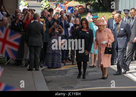 VEREINIGTES KÖNIGREICH. 13. Juni 2017. Ihre Majestät die Königin, begleitet von The Duke of Edinburgh, Ankunft in Slough Bahnhof des 175. Jubiläums der ersten Zugfahrt gemacht von einem britischen Monarchen mit einem Great Western Railway Zug zum Bahnhof Paddington in London. Foto: Dienstag, 13. Juni 2017. Bildnachweis: Roger Garfield/Alamy Live-Nachrichten Stockfoto