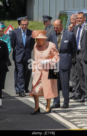 VEREINIGTES KÖNIGREICH. 13. Juni 2017. Ihre Majestät die Königin, begleitet von The Duke of Edinburgh, Ankunft in Slough Bahnhof des 175. Jubiläums der ersten Zugfahrt gemacht von einem britischen Monarchen mit einem Great Western Railway Zug zum Bahnhof Paddington in London. Foto: Dienstag, 13. Juni 2017. Bildnachweis: Roger Garfield/Alamy Live-Nachrichten Stockfoto