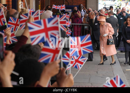 VEREINIGTES KÖNIGREICH. 13. Juni 2017. Ihre Majestät die Königin, begleitet von The Duke of Edinburgh, Ankunft in Slough Bahnhof des 175. Jubiläums der ersten Zugfahrt gemacht von einem britischen Monarchen mit einem Great Western Railway Zug zum Bahnhof Paddington in London. Foto: Dienstag, 13. Juni 2017. Bildnachweis: Roger Garfield/Alamy Live-Nachrichten Stockfoto