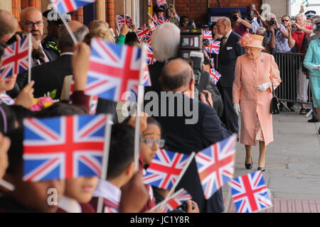 VEREINIGTES KÖNIGREICH. 13. Juni 2017. Ihre Majestät die Königin, begleitet von The Duke of Edinburgh, Ankunft in Slough Bahnhof des 175. Jubiläums der ersten Zugfahrt gemacht von einem britischen Monarchen mit einem Great Western Railway Zug zum Bahnhof Paddington in London. Foto: Dienstag, 13. Juni 2017. Bildnachweis: Roger Garfield/Alamy Live-Nachrichten Stockfoto