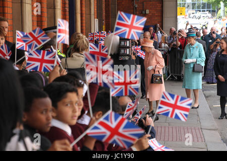 VEREINIGTES KÖNIGREICH. 13. Juni 2017. Ihre Majestät die Königin, begleitet von The Duke of Edinburgh, Ankunft in Slough Bahnhof des 175. Jubiläums der ersten Zugfahrt gemacht von einem britischen Monarchen mit einem Great Western Railway Zug zum Bahnhof Paddington in London. Foto: Dienstag, 13. Juni 2017. Bildnachweis: Roger Garfield/Alamy Live-Nachrichten Stockfoto