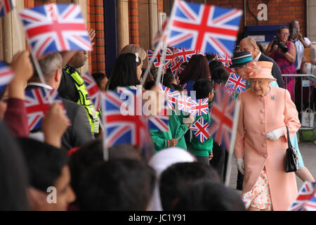 VEREINIGTES KÖNIGREICH. 13. Juni 2017. Ihre Majestät die Königin, begleitet von The Duke of Edinburgh, Ankunft in Slough Bahnhof des 175. Jubiläums der ersten Zugfahrt gemacht von einem britischen Monarchen mit einem Great Western Railway Zug zum Bahnhof Paddington in London. Foto: Dienstag, 13. Juni 2017. Bildnachweis: Roger Garfield/Alamy Live-Nachrichten Stockfoto