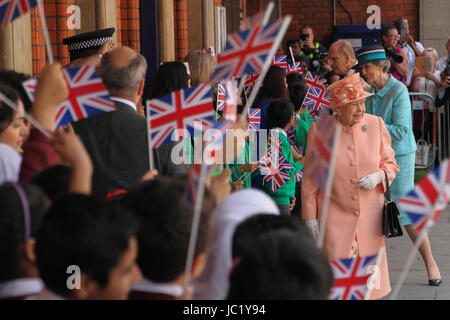VEREINIGTES KÖNIGREICH. 13. Juni 2017. Ihre Majestät die Königin, begleitet von The Duke of Edinburgh, Ankunft in Slough Bahnhof des 175. Jubiläums der ersten Zugfahrt gemacht von einem britischen Monarchen mit einem Great Western Railway Zug zum Bahnhof Paddington in London. Foto: Dienstag, 13. Juni 2017. Bildnachweis: Roger Garfield/Alamy Live-Nachrichten Stockfoto