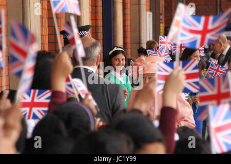VEREINIGTES KÖNIGREICH. 13. Juni 2017. Ihre Majestät die Königin, begleitet von The Duke of Edinburgh, Ankunft in Slough Bahnhof des 175. Jubiläums der ersten Zugfahrt gemacht von einem britischen Monarchen mit einem Great Western Railway Zug zum Bahnhof Paddington in London. Foto: Dienstag, 13. Juni 2017. Bildnachweis: Roger Garfield/Alamy Live-Nachrichten Stockfoto
