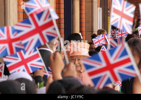 VEREINIGTES KÖNIGREICH. 13. Juni 2017. Ihre Majestät die Königin, begleitet von The Duke of Edinburgh, Ankunft in Slough Bahnhof des 175. Jubiläums der ersten Zugfahrt gemacht von einem britischen Monarchen mit einem Great Western Railway Zug zum Bahnhof Paddington in London. Foto: Dienstag, 13. Juni 2017. Bildnachweis: Roger Garfield/Alamy Live-Nachrichten Stockfoto