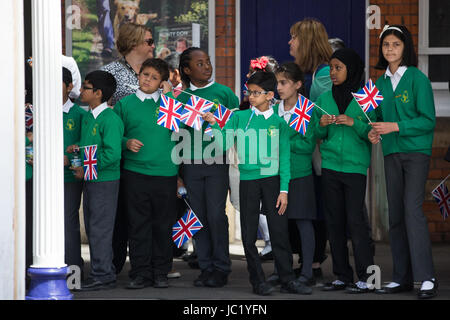 Slough, UK. 13. Juni 2017. Schulkinder Abschied von der Königin als sie mit dem Herzog von Edinburgh von Slough nach London Paddington im Great Western Railway Zug reist, Neuerstellung der historischen ersten Schiene von einem Monarchen, Königin Victoria am 13. Juni 1842 Reise. Bildnachweis: Mark Kerrison/Alamy Live-Nachrichten Stockfoto