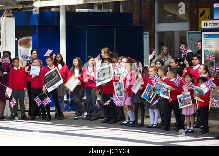 Slough, UK. 13. Juni 2017. Schulkinder Abschied von der Königin als sie mit dem Herzog von Edinburgh von Slough nach London Paddington im Great Western Railway Zug reist, Neuerstellung der historischen ersten Schiene von einem Monarchen, Königin Victoria am 13. Juni 1842 Reise. Bildnachweis: Mark Kerrison/Alamy Live-Nachrichten Stockfoto