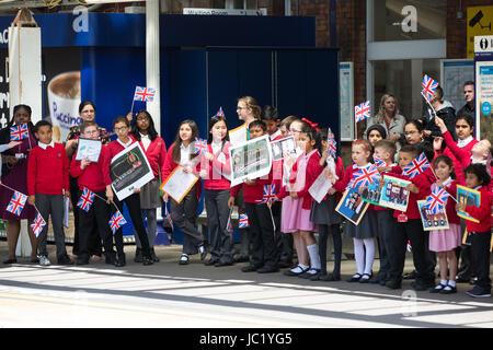 Slough, UK. 13. Juni 2017. Schulkinder Abschied von der Königin als sie mit dem Herzog von Edinburgh von Slough nach London Paddington im Great Western Railway Zug reist, Neuerstellung der historischen ersten Schiene von einem Monarchen, Königin Victoria am 13. Juni 1842 Reise. Bildnachweis: Mark Kerrison/Alamy Live-Nachrichten Stockfoto